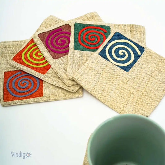 Handgjorda linneunderlägg med tribalrutor i blått, orange och lila