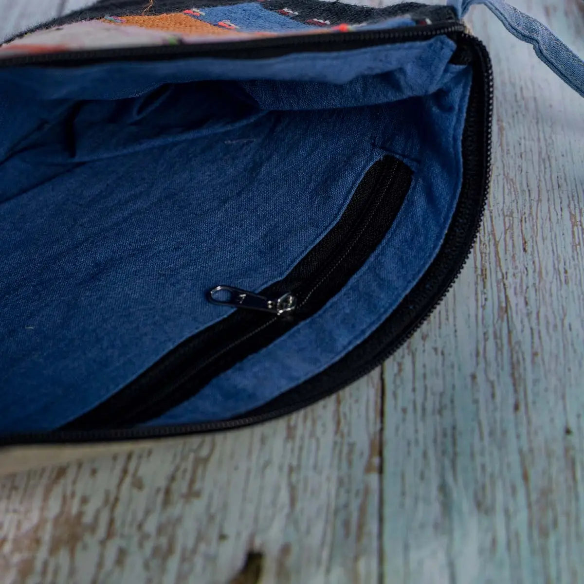 Vindigo hemp cosmetic bag inner pocket detail with blue cotton lining and zipper
