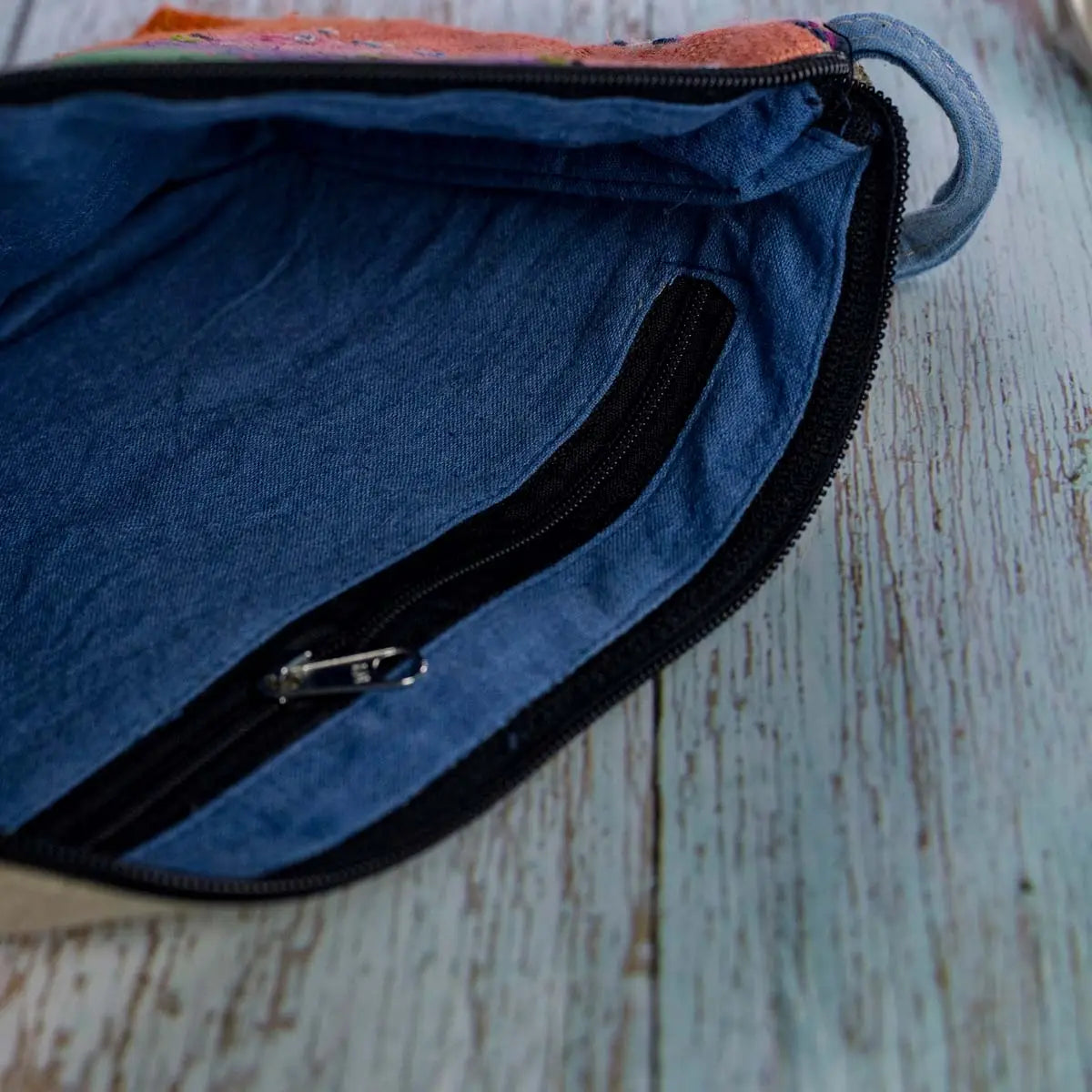 5_8778-vindigo-cosmeticbag-blue-hemp-inner-detail.webp