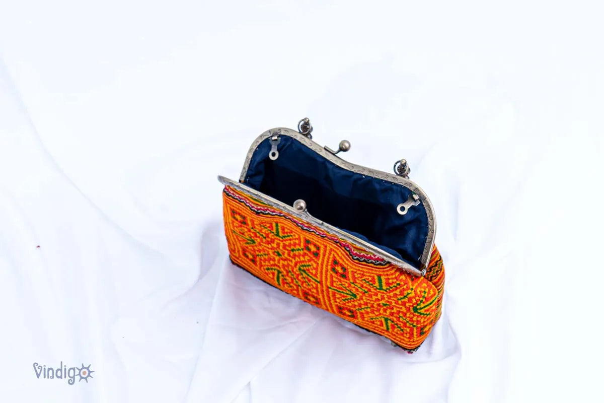 Vindigo vintage embroidered handbag open top showing interior lining