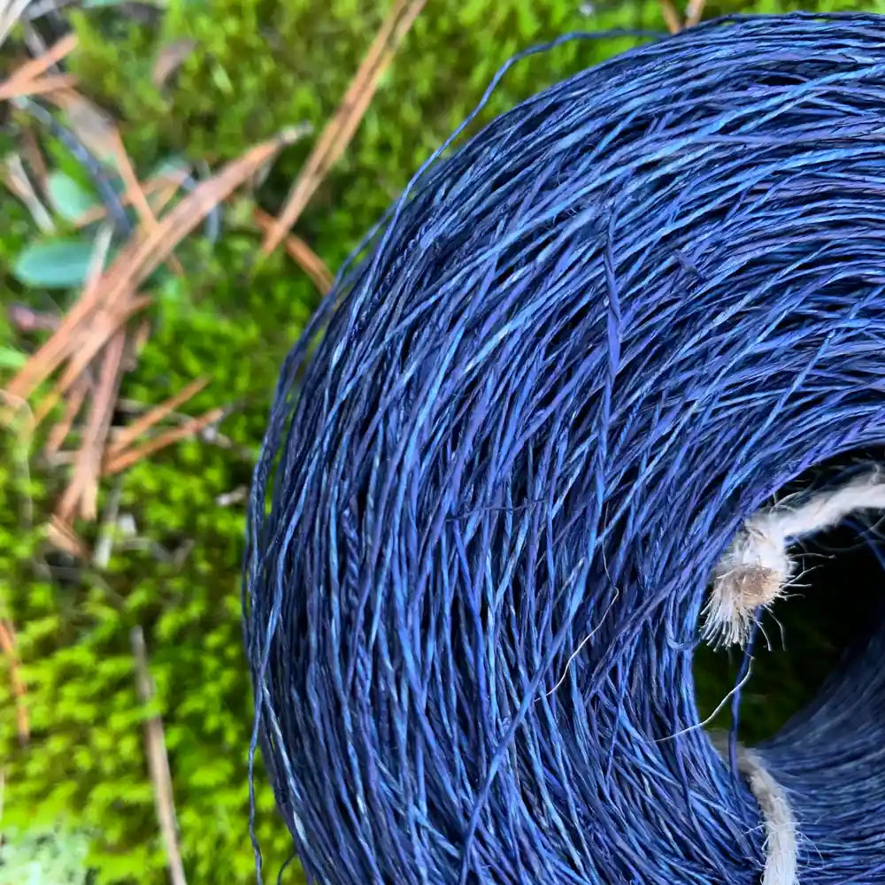 Garnrulle av indigofärgat hampagarn med rustik textur.