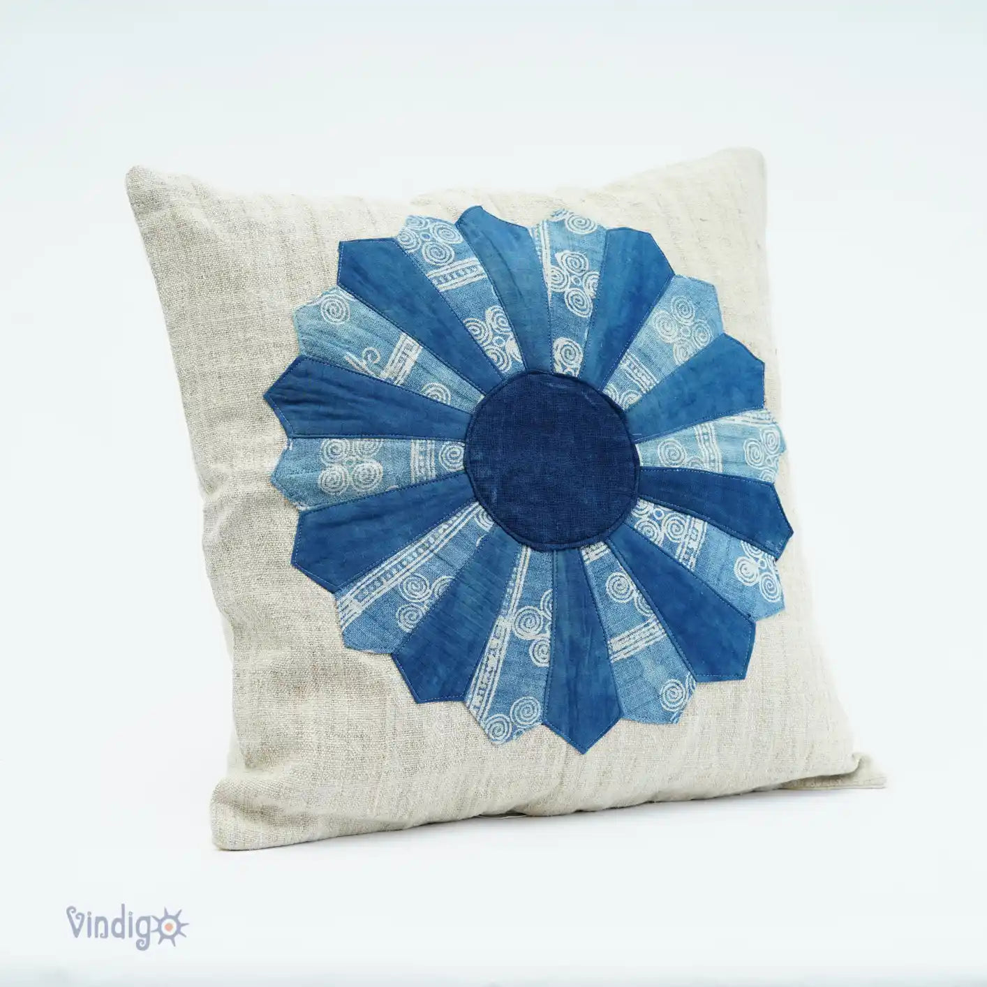 Handgjort kuddfodral i naturfärgat linne med blå batikblomma i mitten