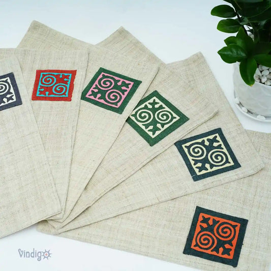 Set med tygservetter i naturfärgad linne med färgglada tribaltryck