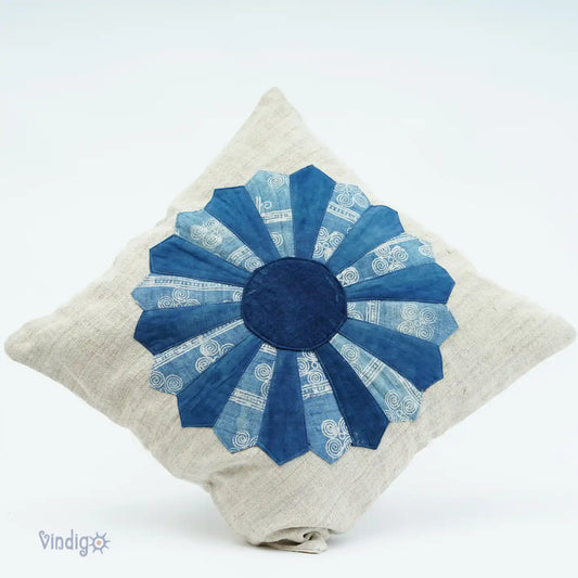 Fyrkantigt kuddfodral med handsydd blå batikblomma på ljus linnebotten