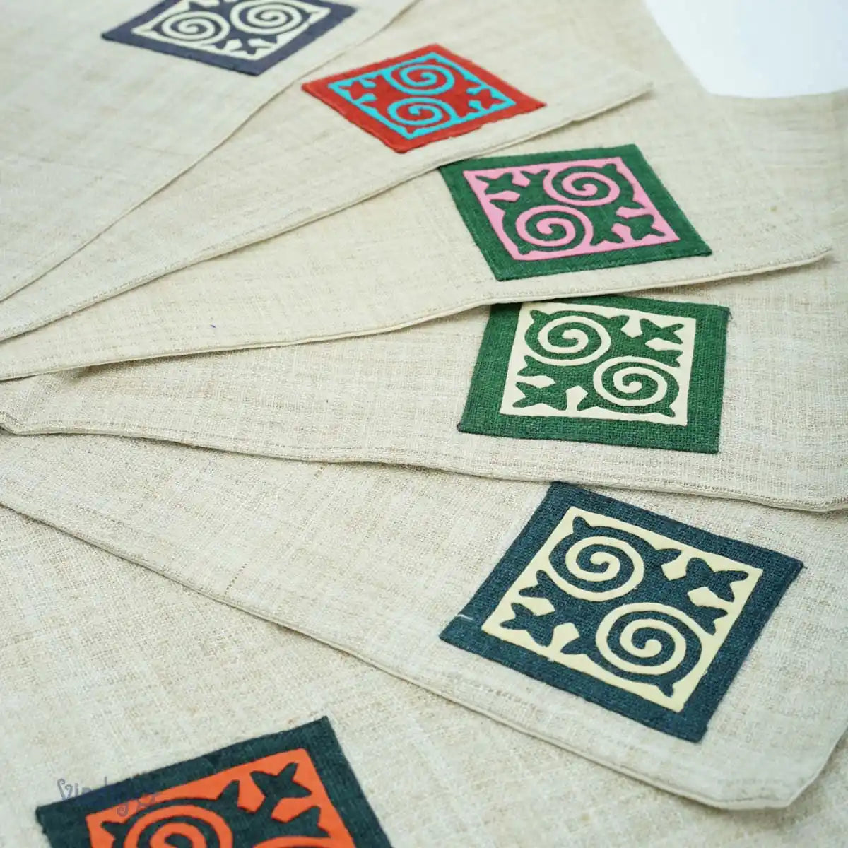 Handgjorda linneservetter med geometriska tribaltryck i flera färger