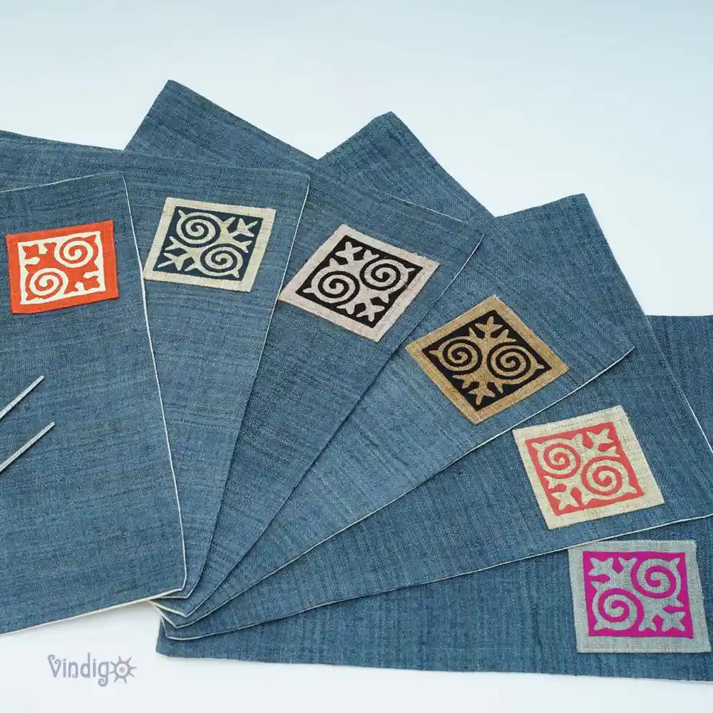 Handgjorda blå bomullsservetter med tribalrutor i flera färger