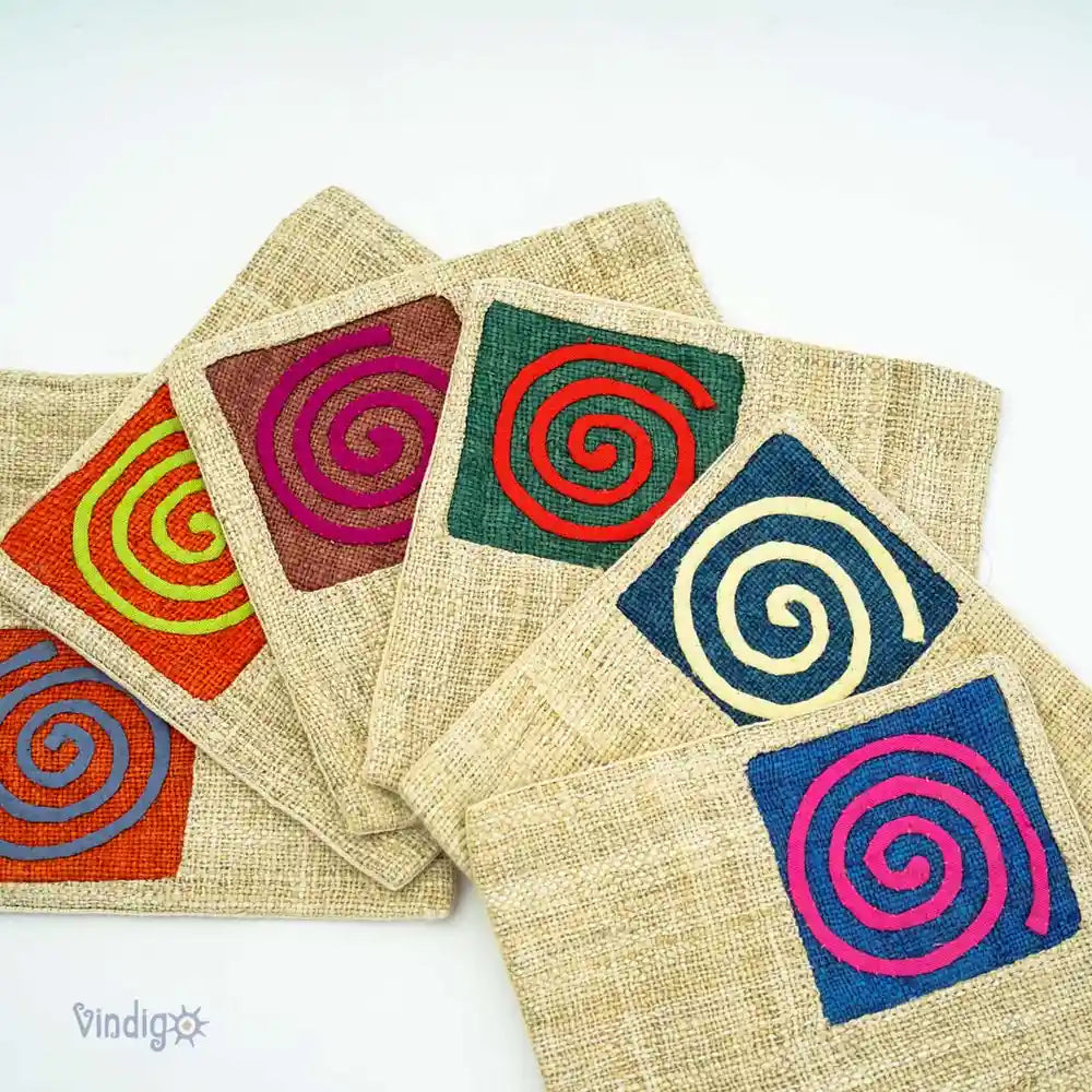 Närbild på tygunderlägg med spiralformade tribaltryck i flera färger