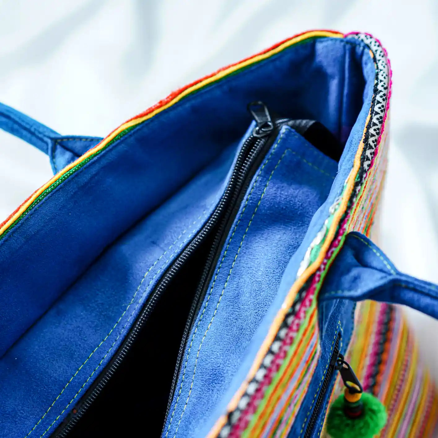 Öppen väska med blått innerfoder och dragkedja i toppen