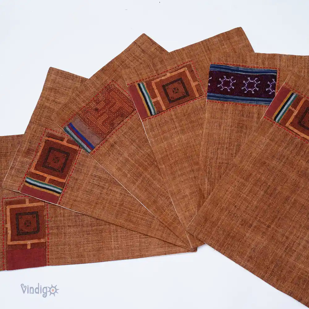 Set med bruna linneunderlägg med blå och bruna tribalrutor