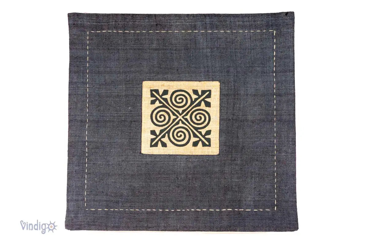 Kvadratiskt grått kuddfodral i hampa med svart tribalbroderi