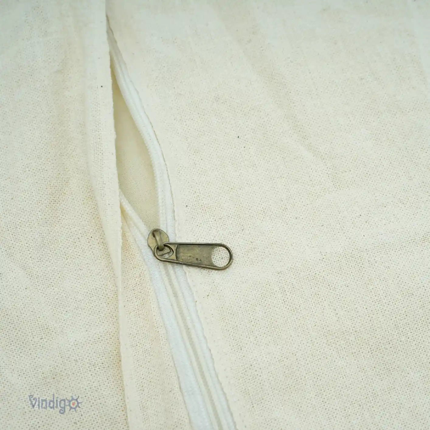 Närbild på dragkedja på naturfärgat handgjort kuddfodral