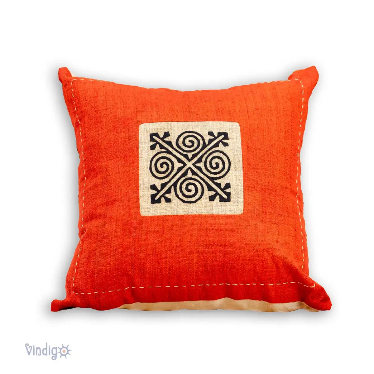Fyrkantigt orange kuddfodral med svart handtryckt tribalruta