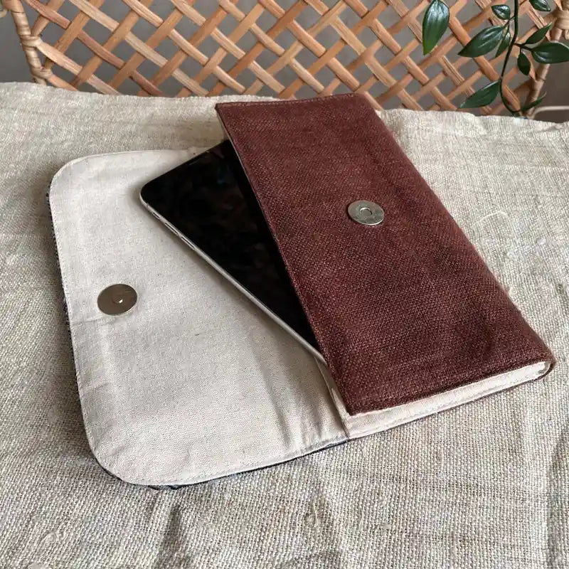 Vindigo long purse rust brown hemp ethnic open view with phone