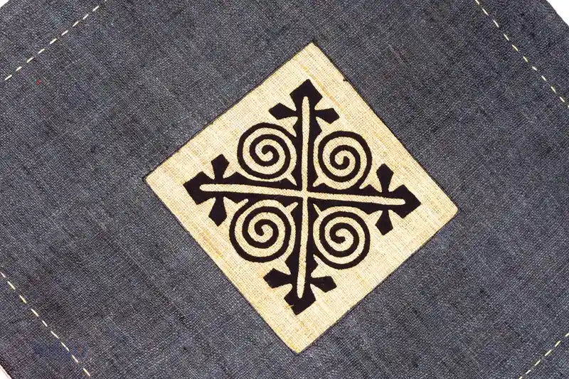 Geometriskt tribaltryck i svart på grått hampatyg