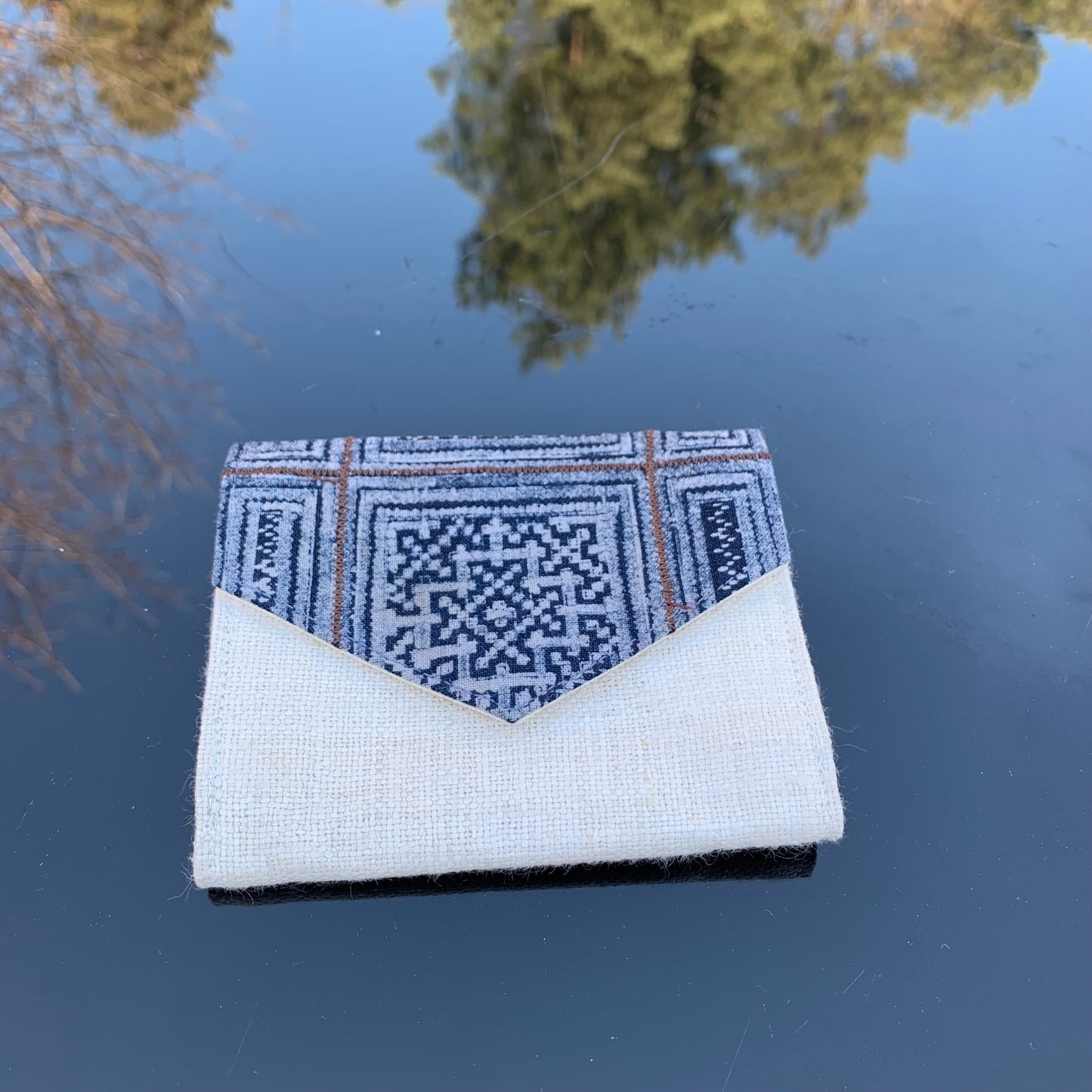 Unisex hemp wallet in WHITE, triangle batik flap, natural color