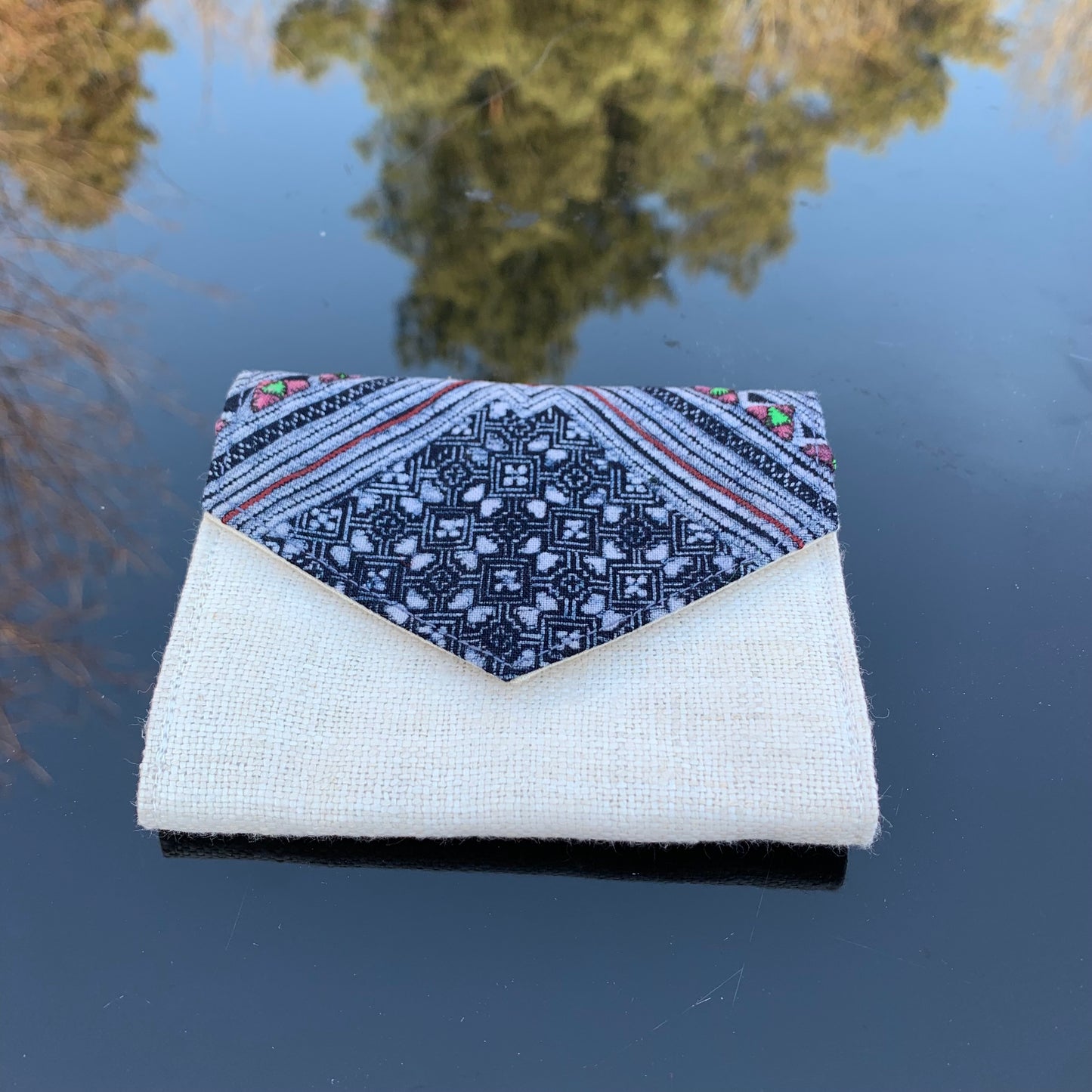 Unisex hemp wallet in WHITE, triangle batik flap, natural color