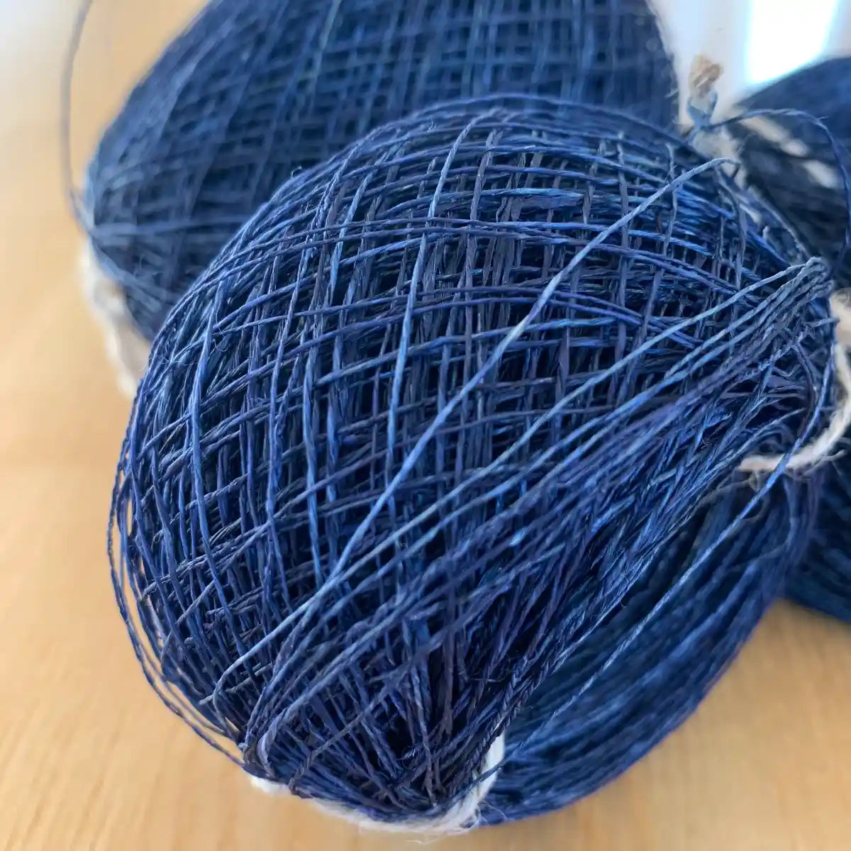 Handspunnet indigo hampagarn i ekologisk naturfiber.