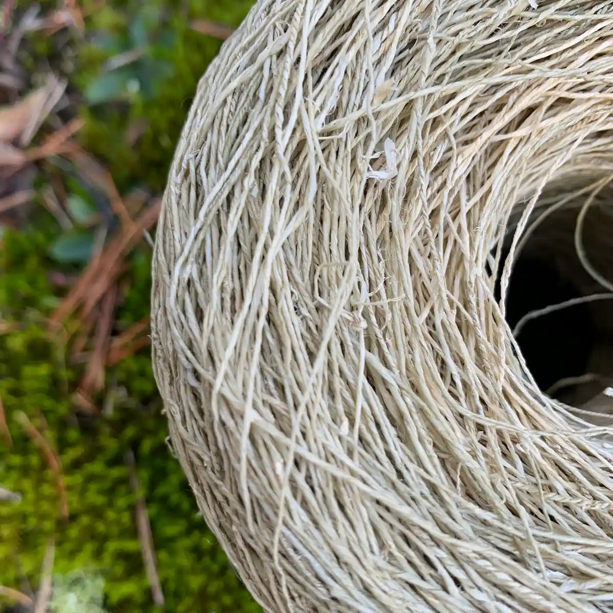 Ekologiskt hampagarn med rå, naturlig fiberstruktur.