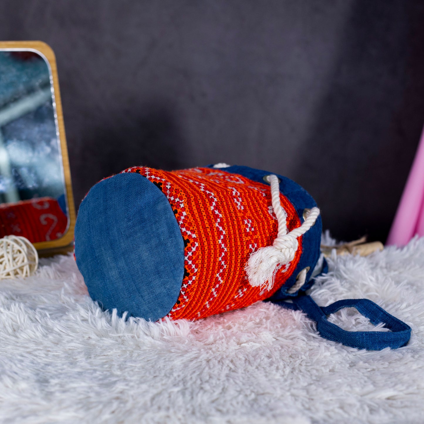 Mini hemp cosmetic bag, hand-embroidery, string to use as cross-shoulder bag