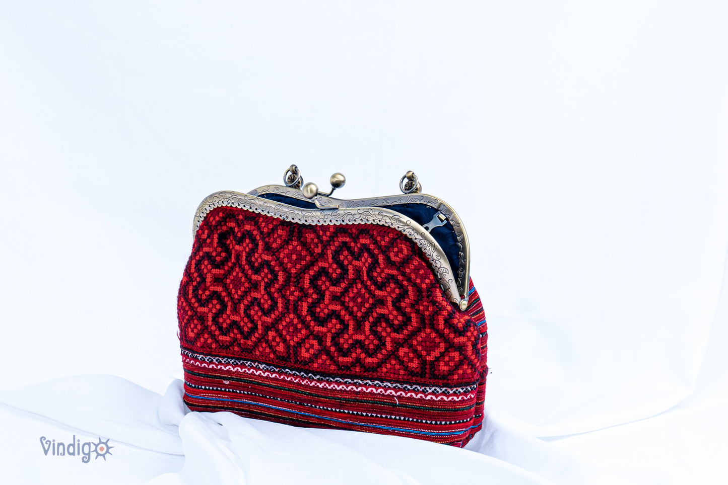 Snowflake embroidered pattern shoulder bag with copper-binding