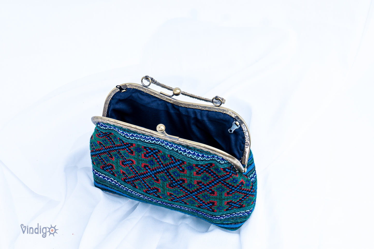 Green Snowflake embroidered pattern shoulder bag with copper-binding