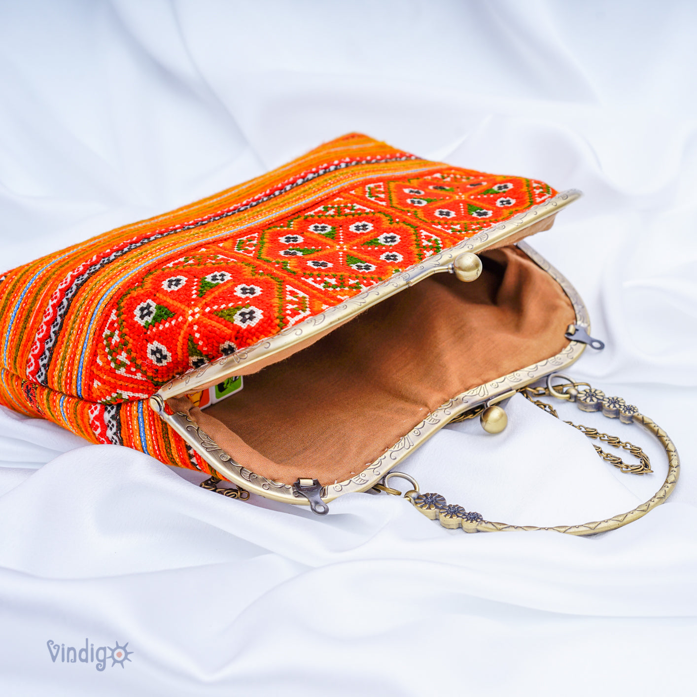 Unique red embroidered pattern with copper-binding shoulder bag